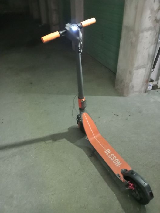 Trotinete elétrica em bom estado com marca de uso não tem carregador