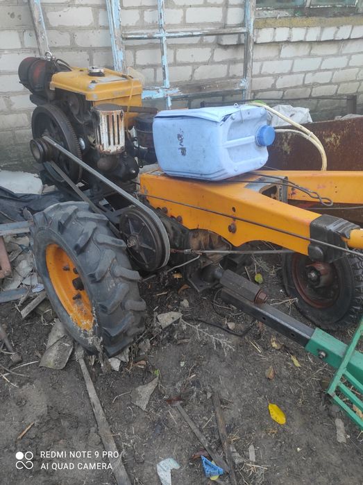 Мотоблок з різними насадками