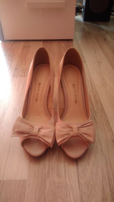 Sprzedam skórzane szpilki marki Bottero. Kolor pudrowy róż. Rozmiar 39