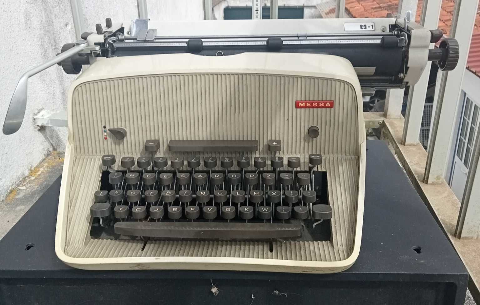 Máquina de escrever Messa M8 antiga