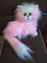 Розовая пушистая кошка с зелеными глазами