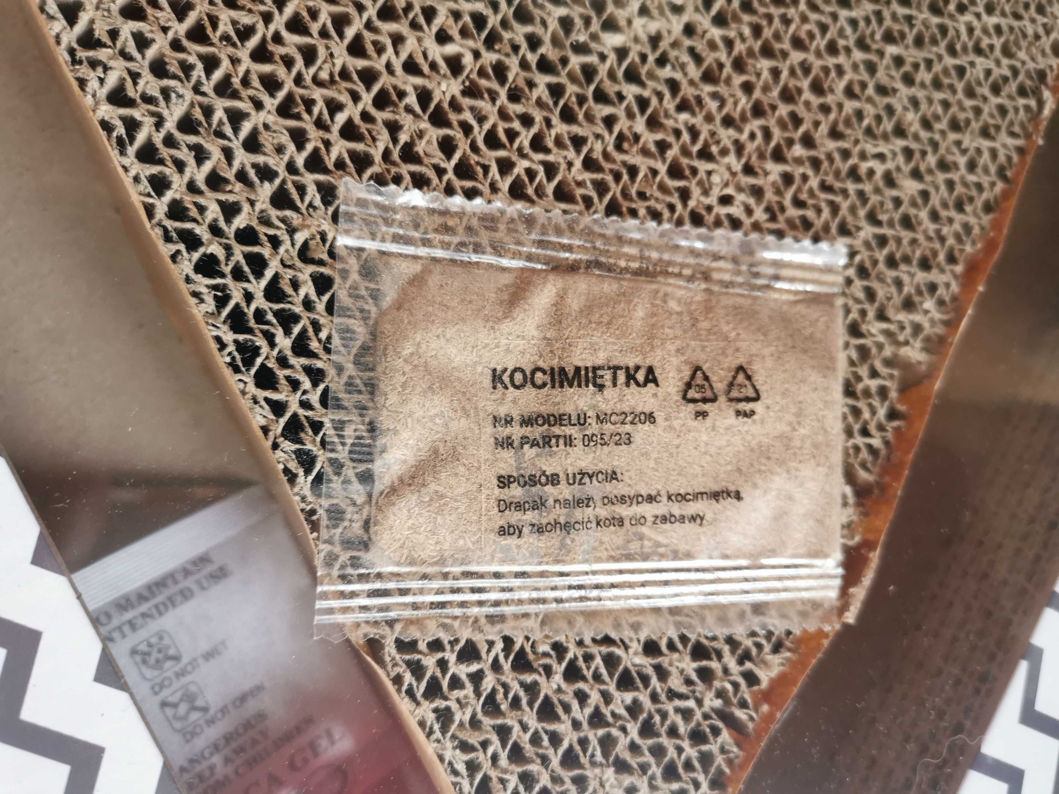 Tekturowy drapak dla kota