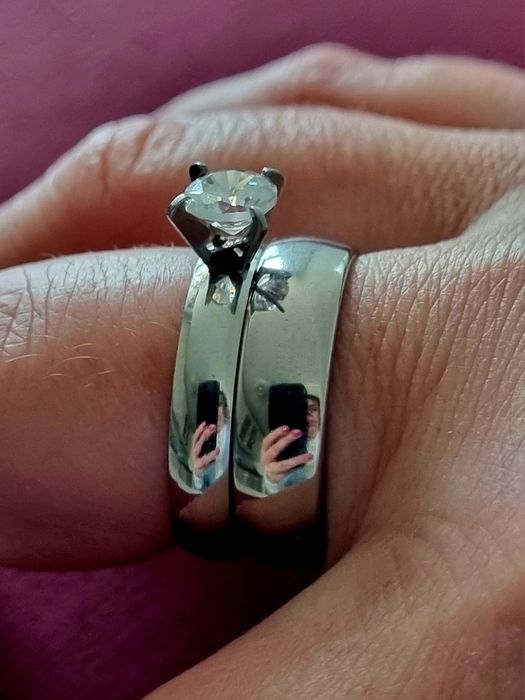 Conjunto de 2 anéis/alianças prateados (1 solitário), em aço, T19.