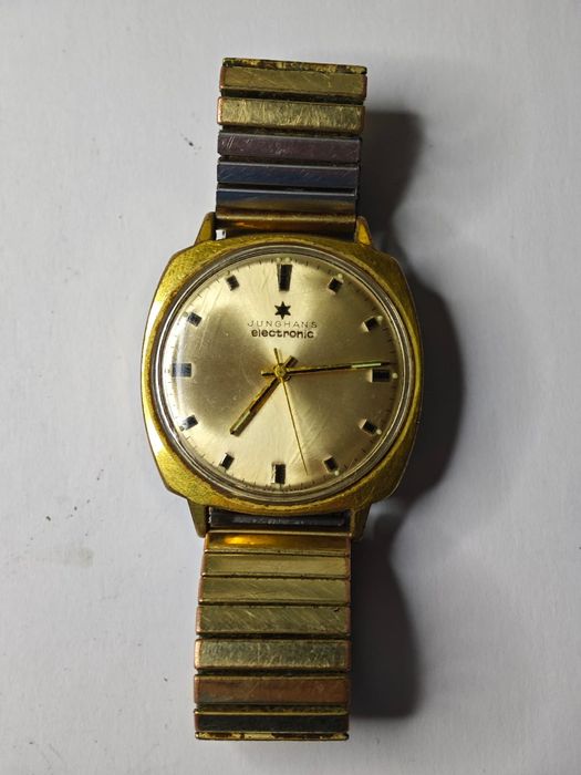 Винтажные наручные часы, выпущенные немецкой компанией Junghans.
Т