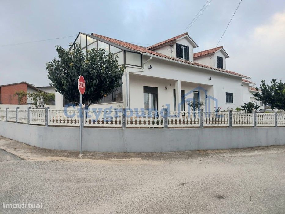 Moradia Bifamiliar com Jardim, logradouro e garagem, Chainça - Leiria