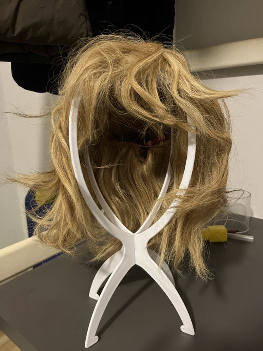 Peruca com madeixas loiras de cabelo natural