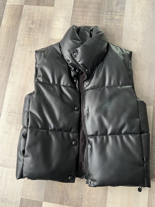 Жилетка  Zara стильна чорна розмір S эко шкіра , на затяжках в низу