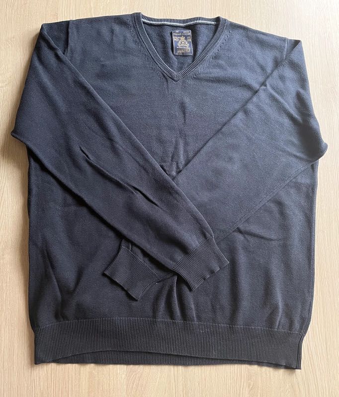 Granatowy męski sweter w serek