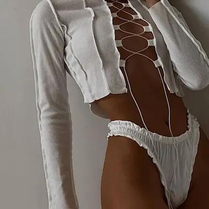 Топ на завʼязках з відкритим бюстом