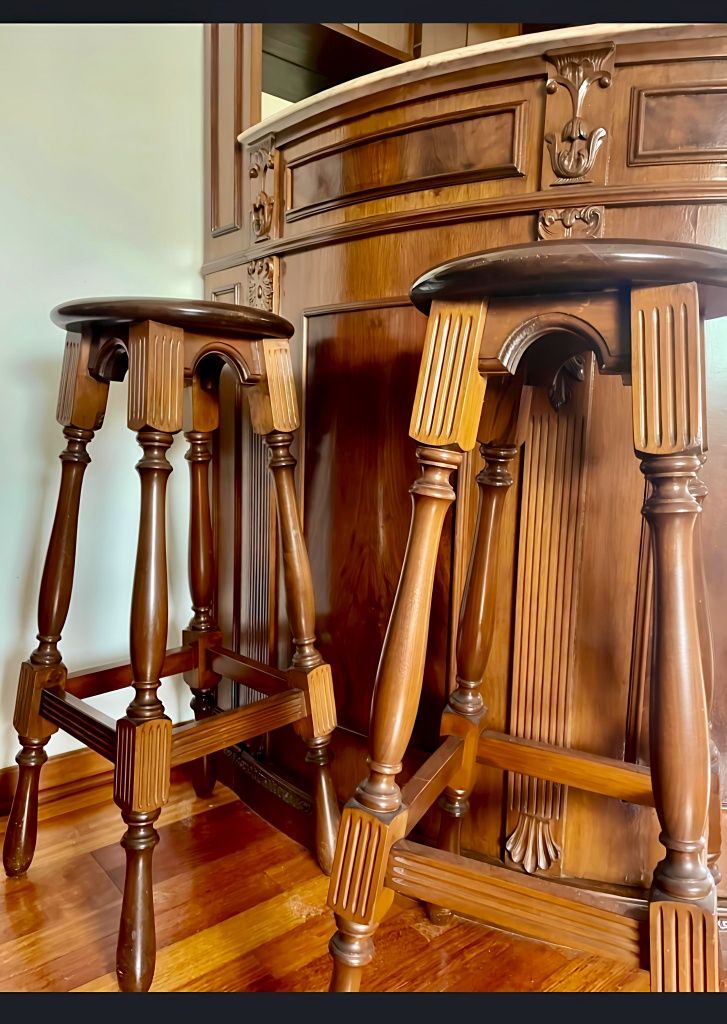 Bar de sala com bancos