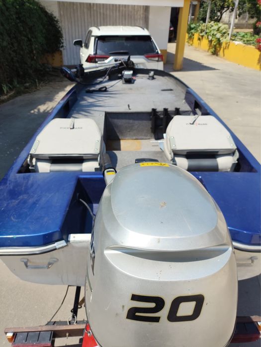 Barco pesca Achigã