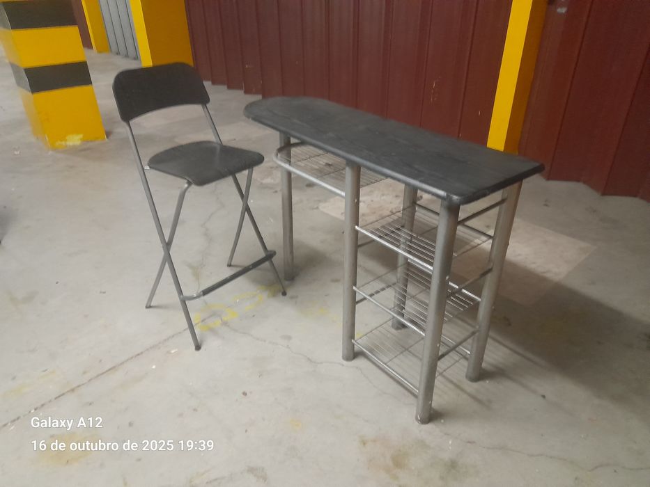 Cadeira alta+Balcão de metal com tampo madeira wenge