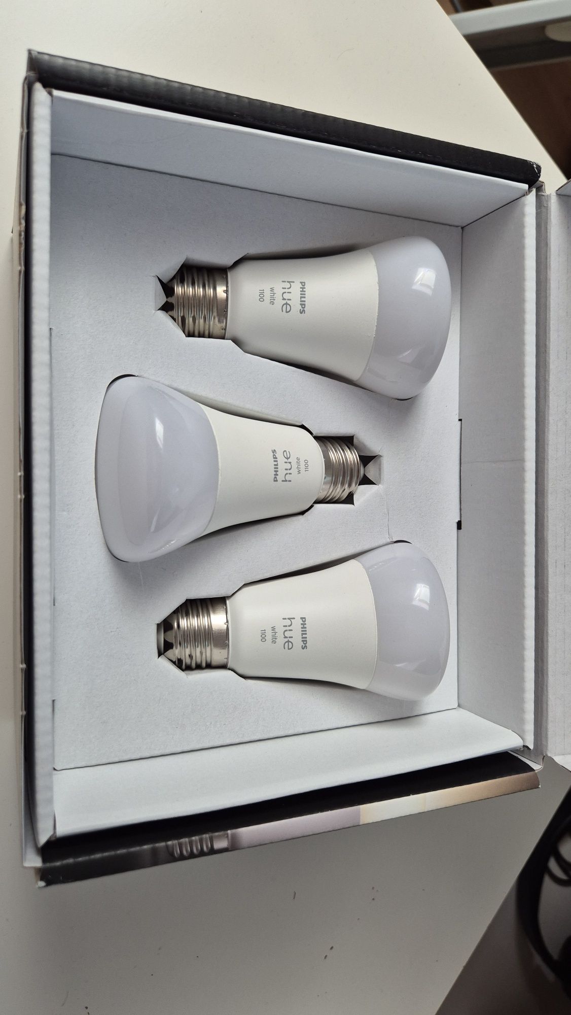 Zestaw oświetlenia smart Philips Hue - 3 x E27, pilot, mostek, 1100 lm