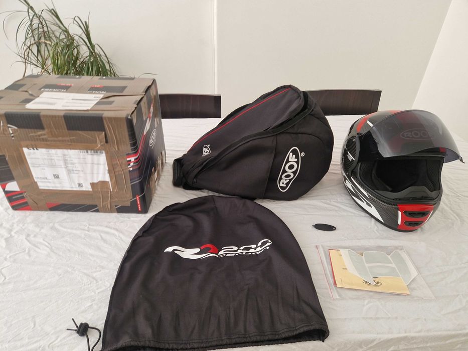 Capacete ROOF RO200 em carbono, tamanho M, pesa apenas 1090g