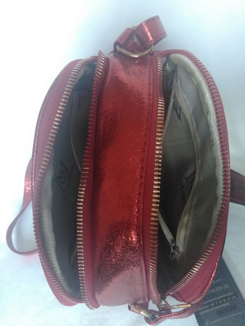 Эффектная вместительная сумочка трендового цвета "красный металлик"