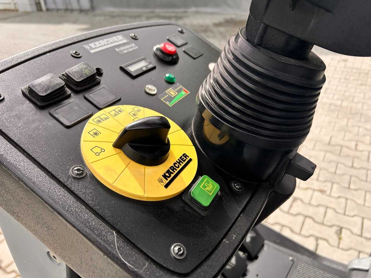 zamiatarka przemysłowa Karcher KM 120/150 R LPG 2015r