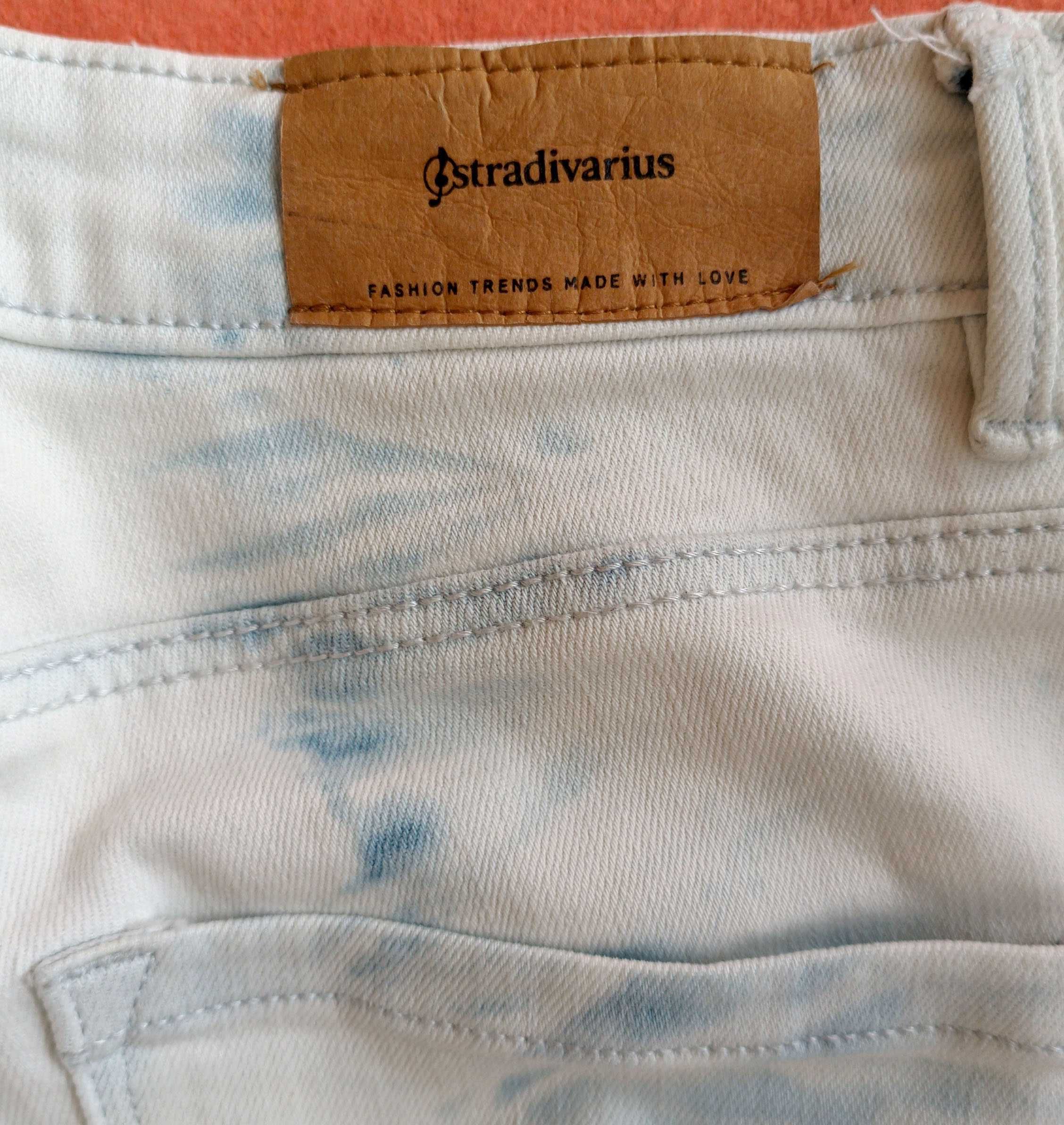 Spodnie jeans -stretch - białe w niebieskie plamy STRADIVARIUS” roz.36