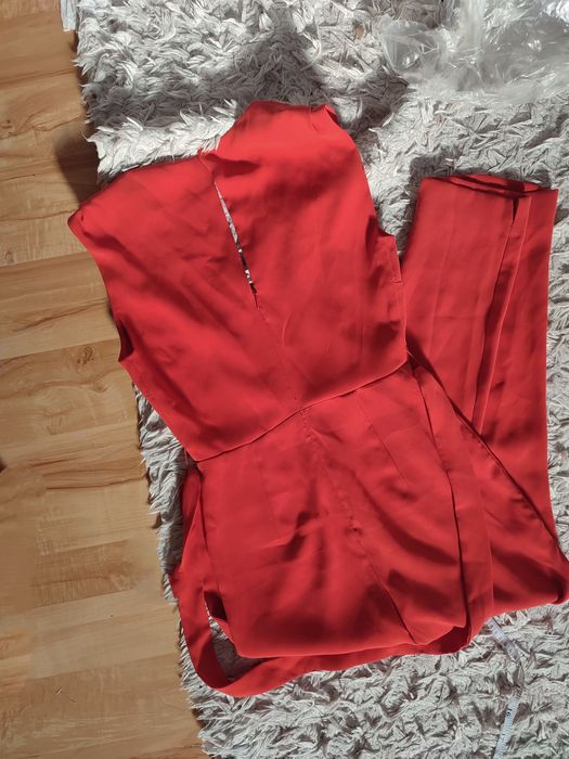 Czerwony elegancki kombinezon Mango z metką kopertowy dekolt