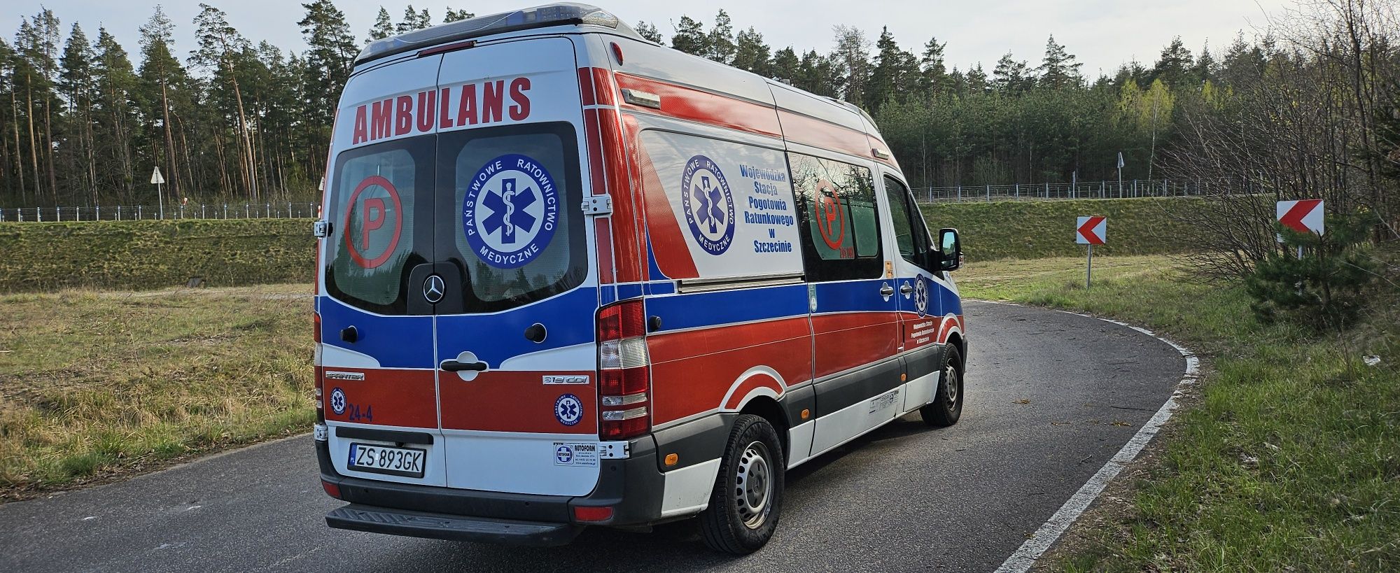 Ambulans karetka Mercedes sprinter  319 v6 automat nosze przejscie 16r