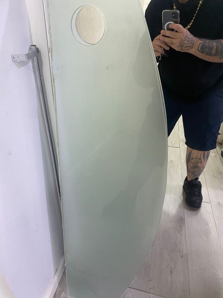 Espelho e bancada de salão, barbearia ou cabeleireiro