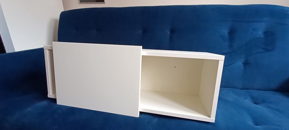 Ścienne szafki wiszące z przesuwnymi drzwiami Ikea