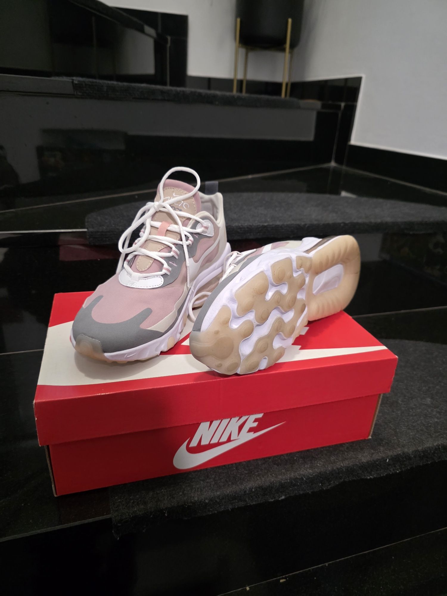 Nike 270 React. 39