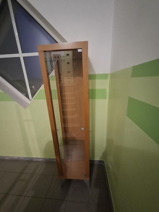 Witryna ze szklanymi półkami