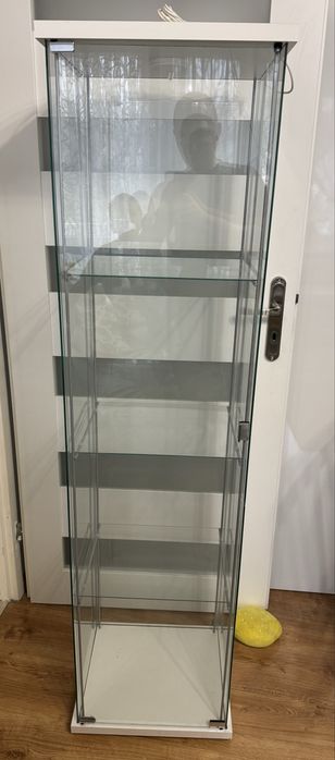 Witryna szklana IKEA z oświetleniem