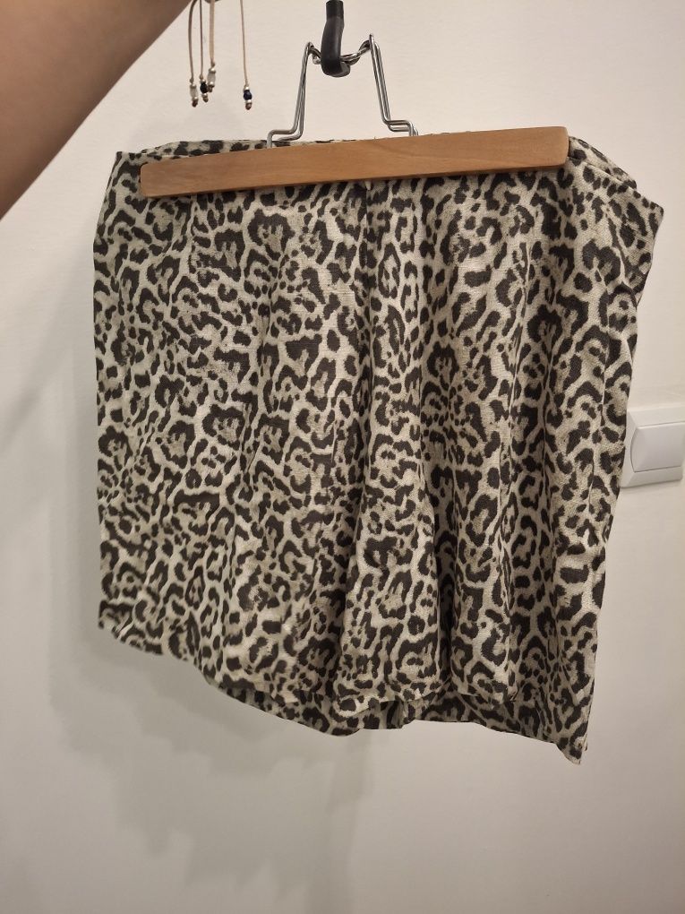 Nowe spodnicospodenki panterka cętki mini szorty M Stradivarius