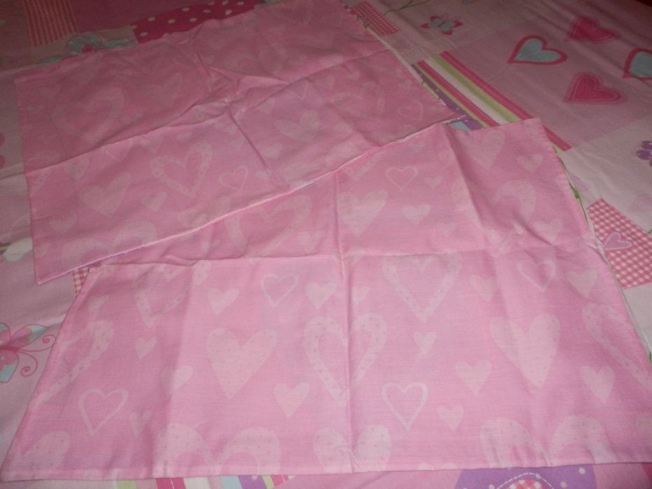 Capa de edredon rosa com cortinas laterais