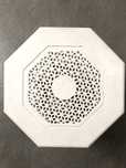 Mesa de apoio hexagonal em madeira branca