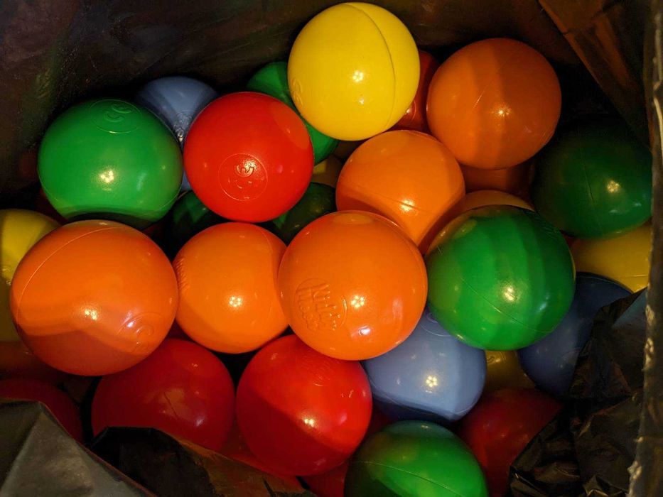 Piankowy suchy basen z kolorowymi kulkami 120x120