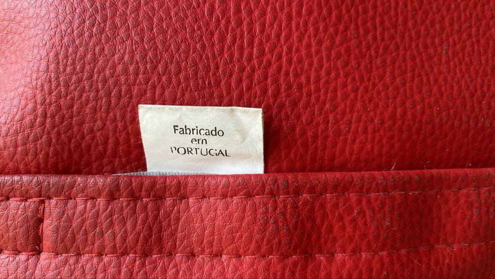 Puff redondo em pele sintética vermelha