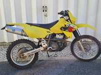 Suzuki DRZ 400 com matrícula e motor de arranque