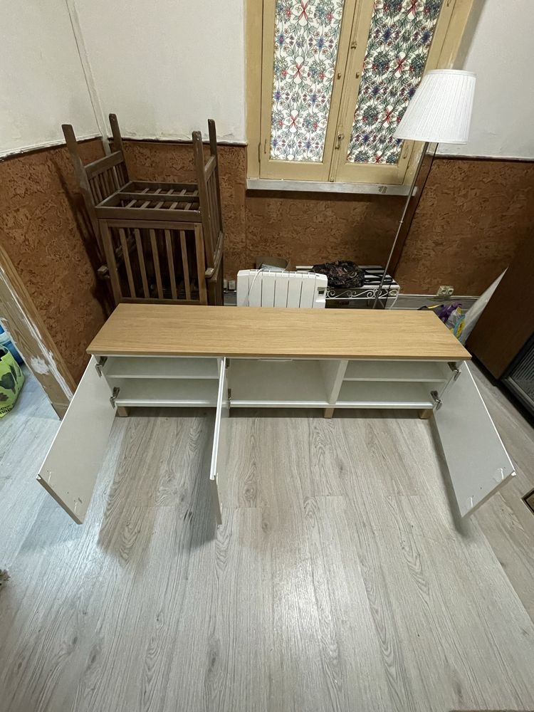 Móvel de TV (IKEA - Besta) c/ tampo e pés em madeira.