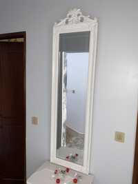 Espelho branco com mesinha