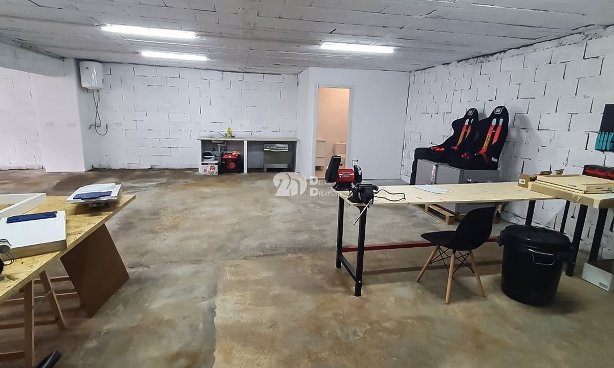 Armazém com 135m², localizado na freguesia de Landim, em Vila Nova de