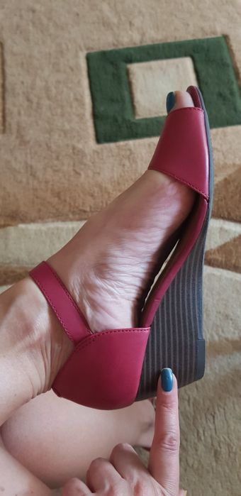 Фирменные кожаные босоножки Clarks 39р.