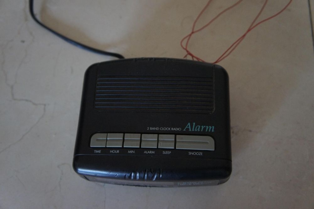 Relógio digital com alarme e rádio da Crown Japan