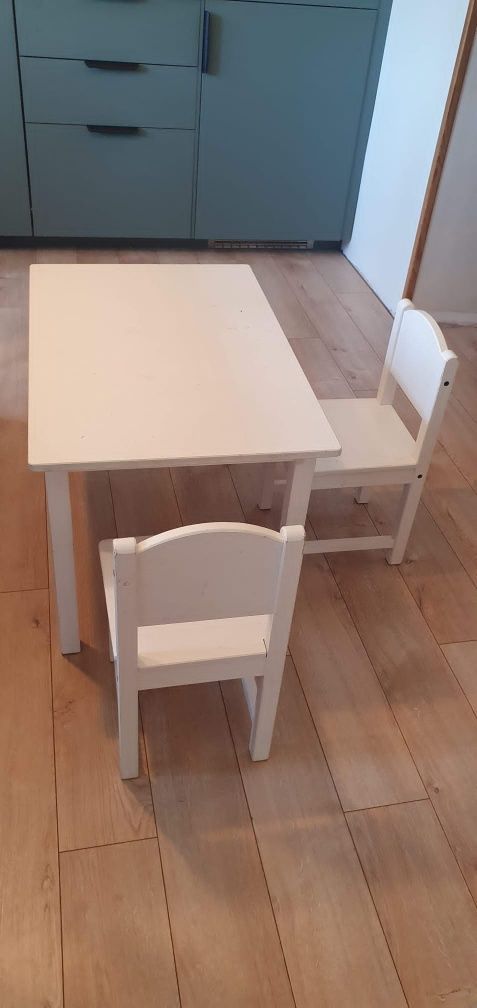 IKEA- Sundvik. Stolik biały z dwoma krzesełkami