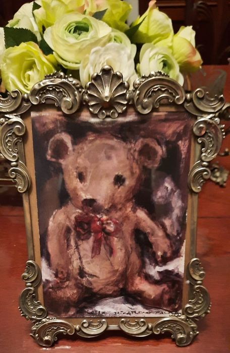 Moldura de prata trabalhada, muito bonita. 
Tem vid