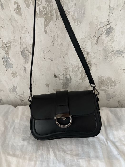 Чорна шкіряна сумка