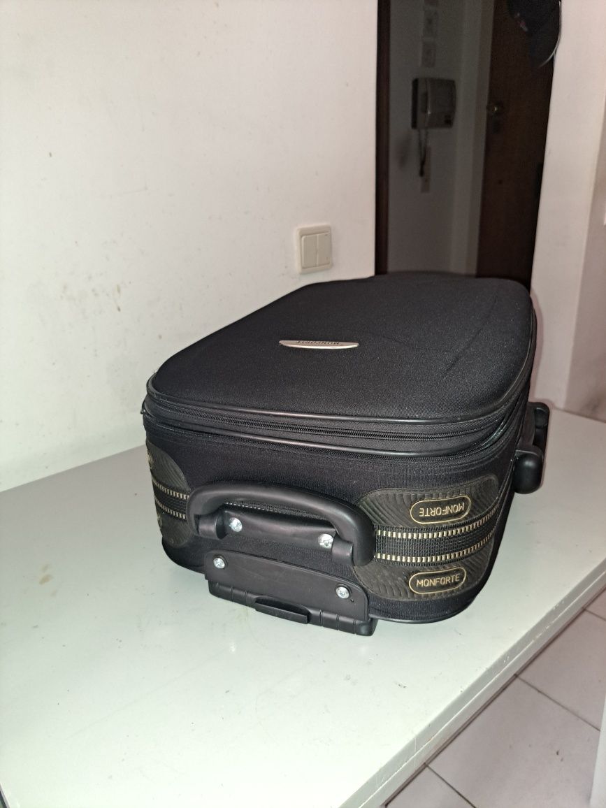 mala preta de cabine marca Monforte muito resistente como nova