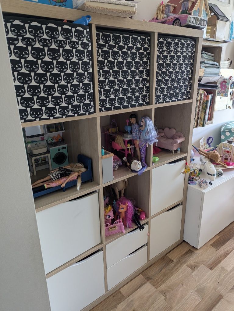 Szafka IKEA Kallax 4x4 z pojemnikami – stan bardzo dobry