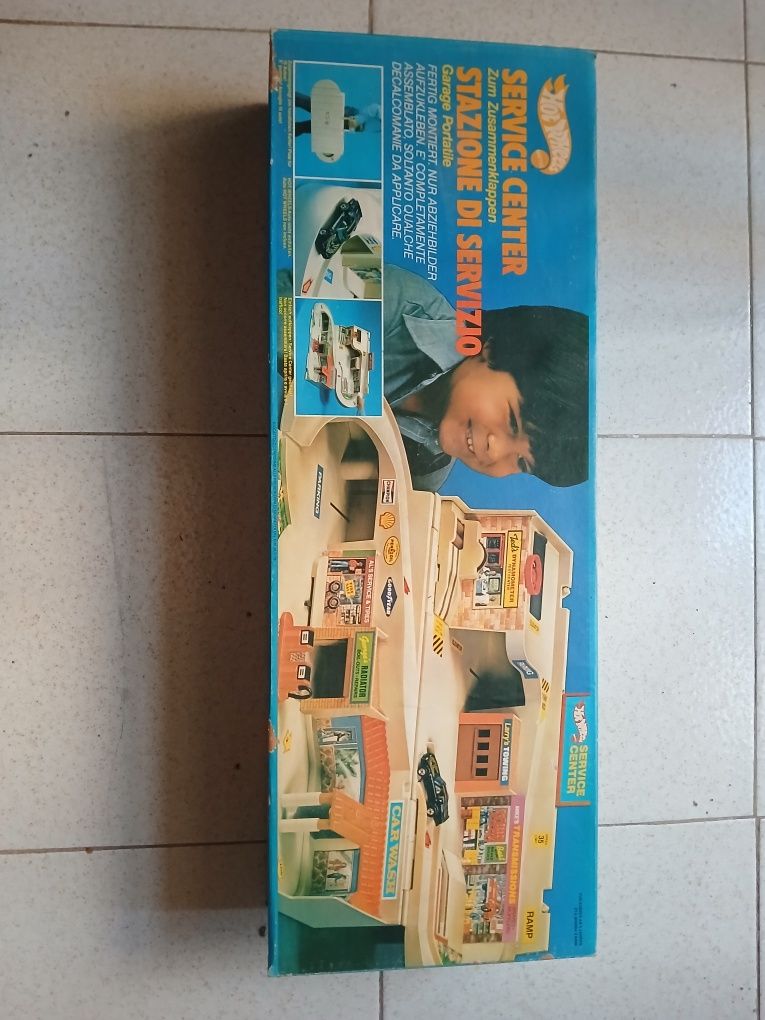 Hot wheels service center foldaway garage