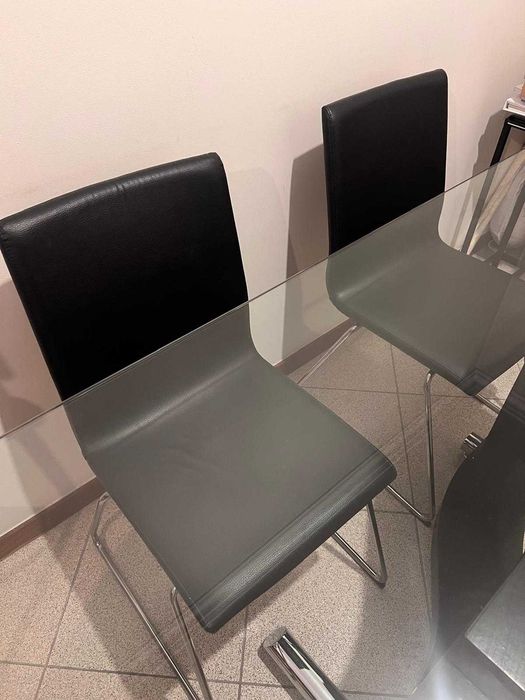 Mesa de vidro e cadeiras