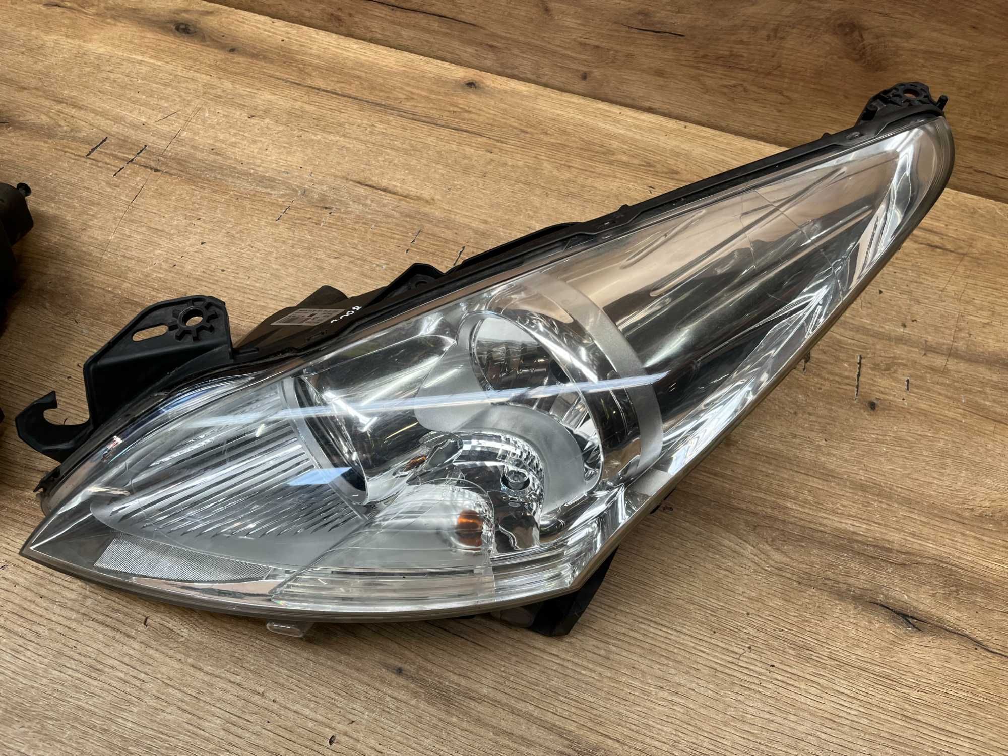 Lampa/reflektor przedni lewy prawy Peugeot 3008