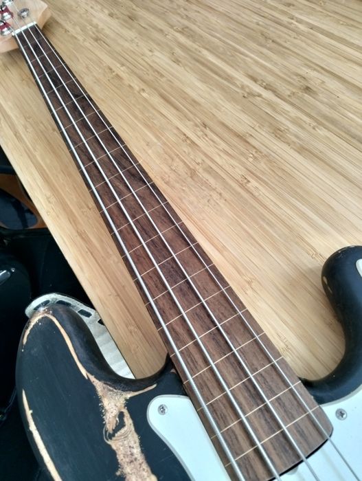Baixo Precision Bass  fretless relic