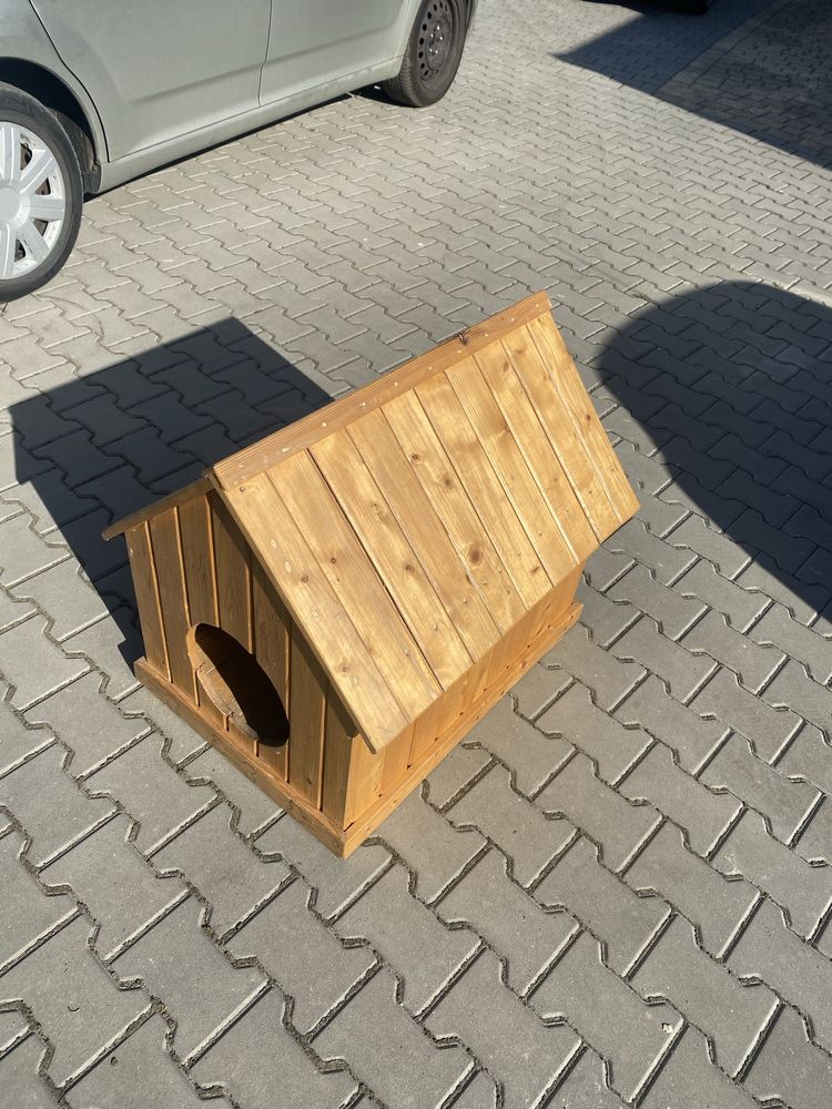 Ocieplana buda dla psa z napisem Maksa
