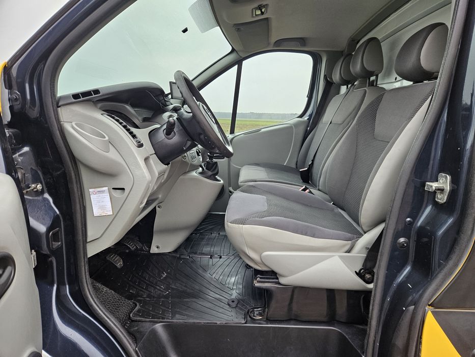 Opel_Vivaro_2.0_CDTI_ 146tys._przebieg_bagażnik_klima